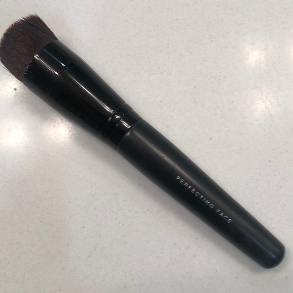 bareMinerals Perfecting Liquid Make Up Face Brush - Picture 5 of 7